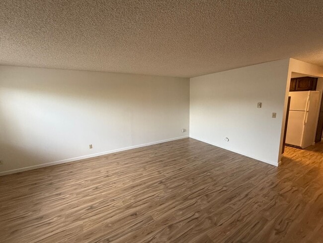 Building Photo - Spacious Single-Level Living with Retro Charm, Private Garage & Abundant Storage