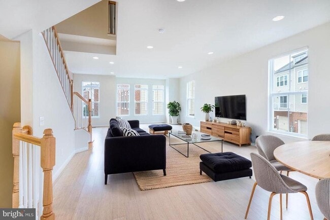 Building Photo - 9427 Canonbury Square