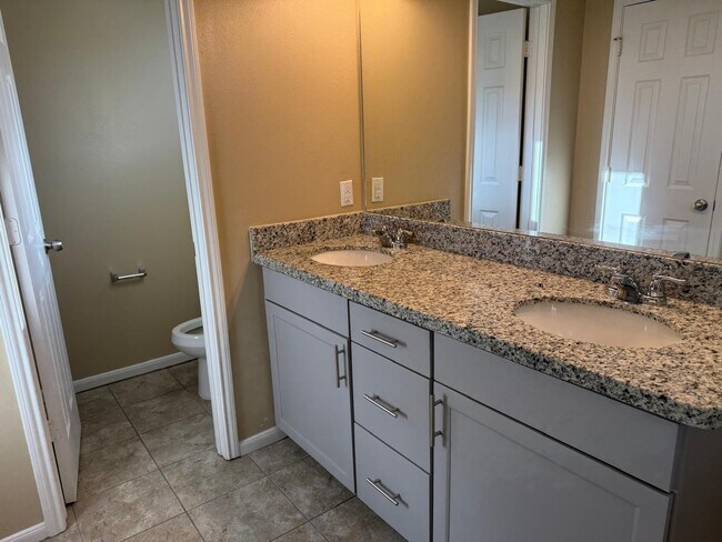 Building Photo - 17134 Wilthorne Gardens Ct