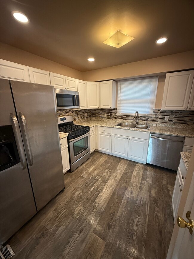 Building Photo - 722 W Park Ave