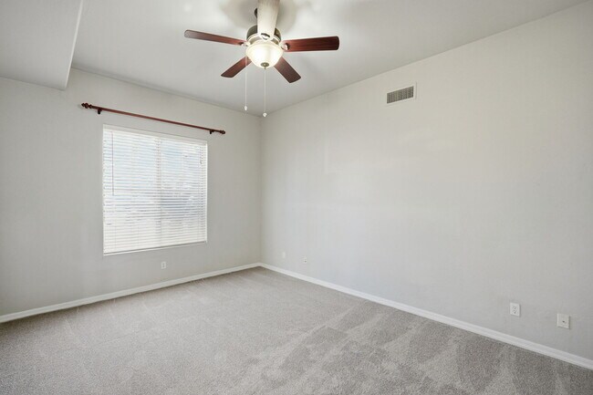 Building Photo - 1425 W Commerce Ave