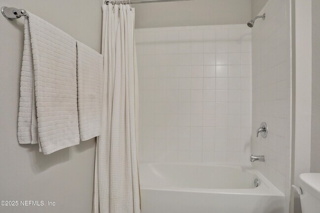 Building Photo - 404 Thistleton Wy