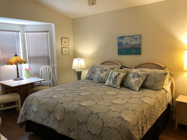 Building Photo - NEWLY LISTED 2BD/2BA/2CG Villa