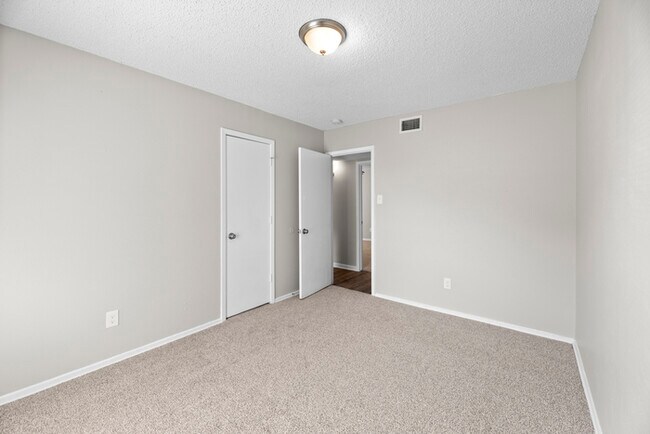 Building Photo - 6816 Westglen Dr