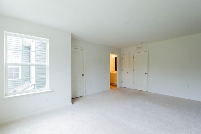 Building Photo - 3 Bed, 2.5 Bath, Townhome in Ranson, WV