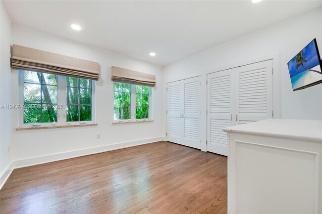 Building Photo - 512 Majorca Ave