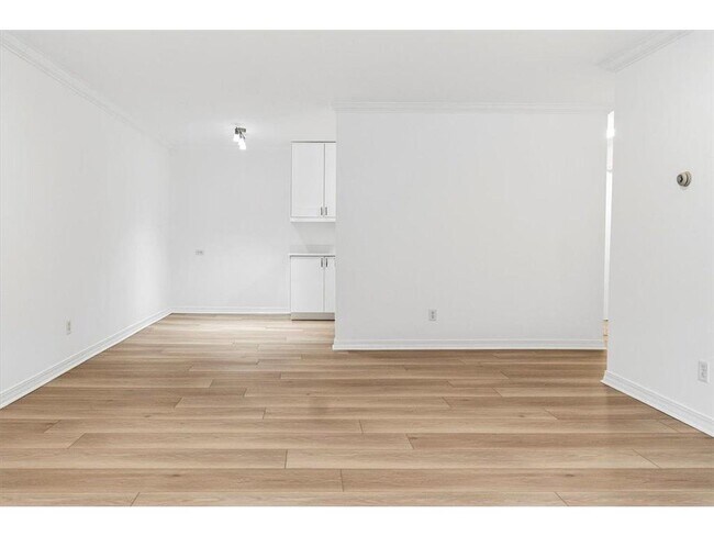 Building Photo - 821 Douglas Ave