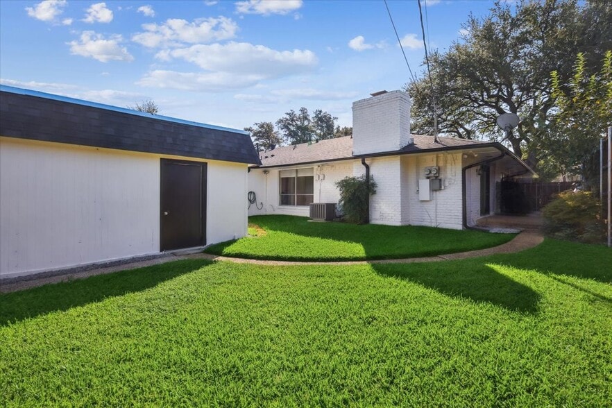 Garage/Storage Unit - 10655 Sandpiper Ln