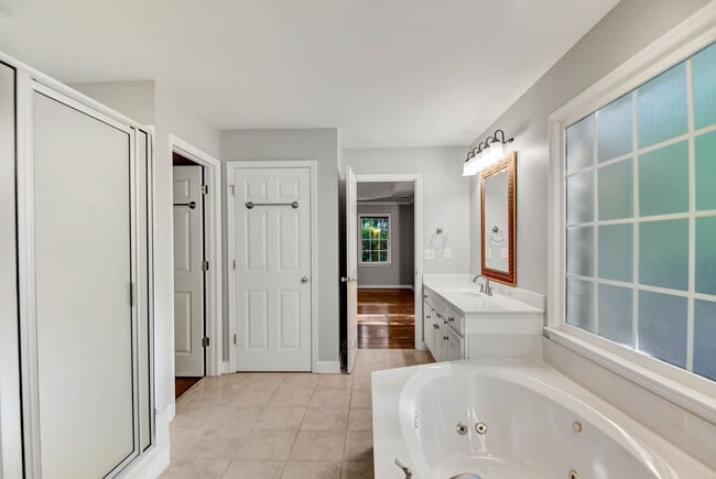 Building Photo - Large, beautiful home in Oconee!