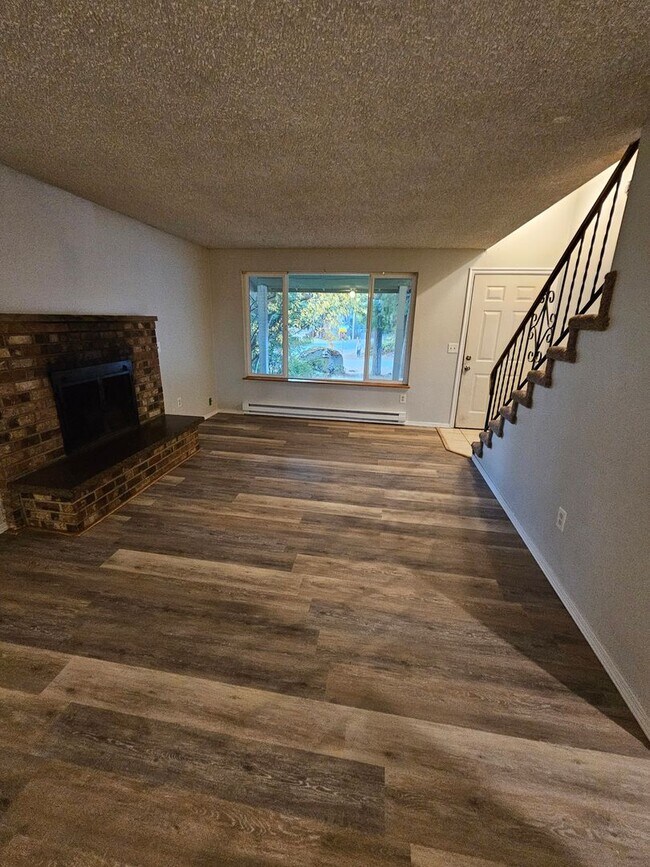 Building Photo - Port Orchard townhouse close to everything