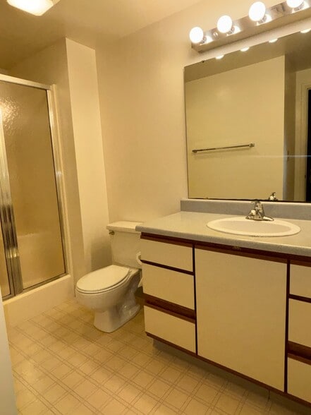 Building Photo - 2453 Kingston Ct