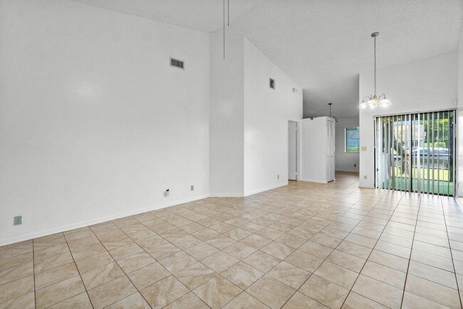 Building Photo - 3947 Island Club Cir W