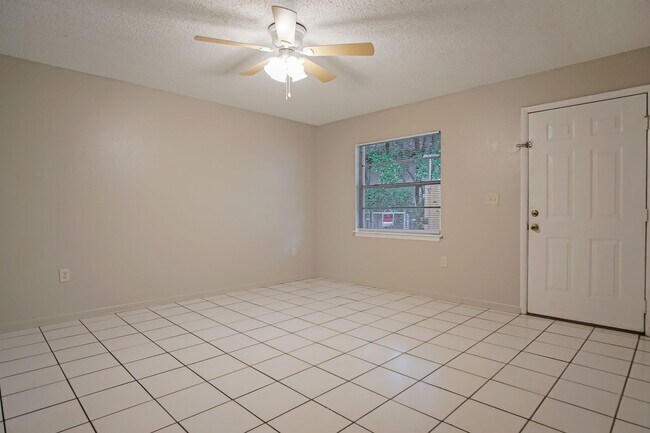 Building Photo - Private 2BR/1BA Duplex with Florida Room