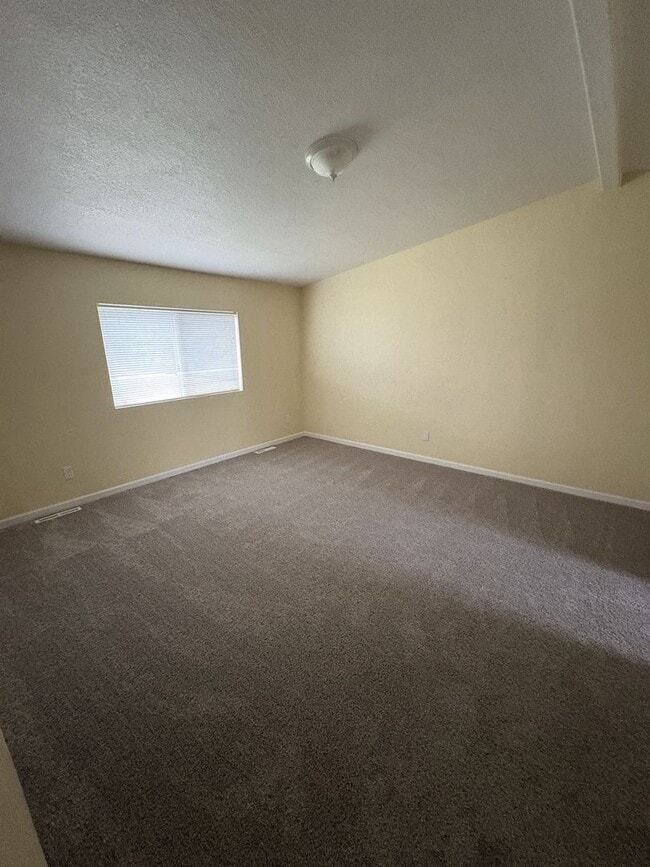 Building Photo - Remodeled Three Bed Two Bath