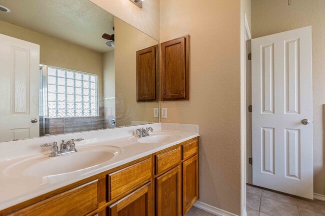 Building Photo - 906 Ashbury Bluff