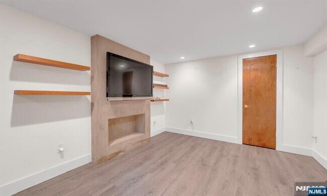 Building Photo - 278 Maple St