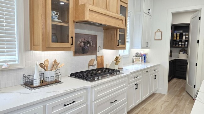 Building Photo - Stunning 4 Bedroom in Edmond