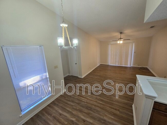 Building Photo - 8430 Country Walk Dr