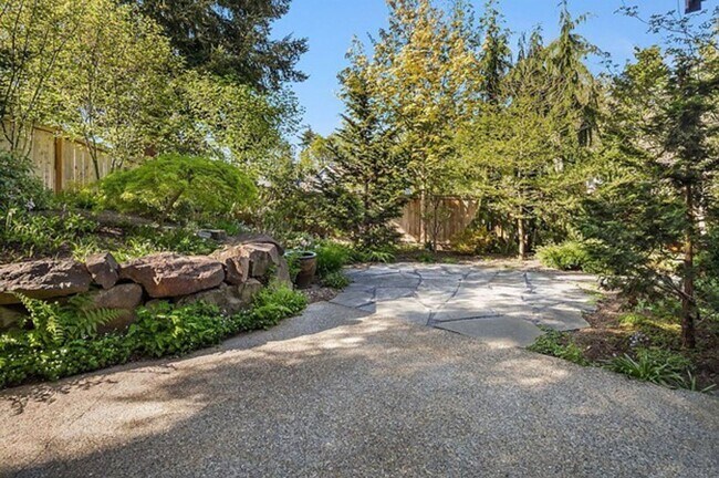 Building Photo - Exceptional home on a quiet cul-de-sac in ...