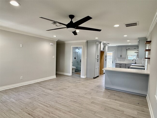 Primary Photo - 708 Crown St