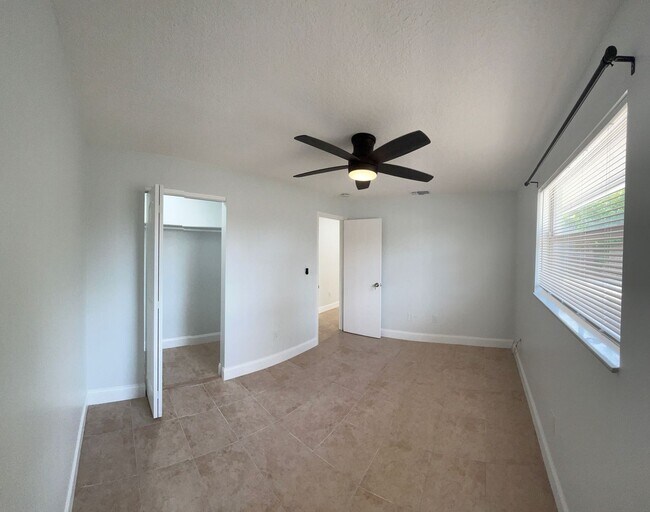 Building Photo - Elevate 520-522