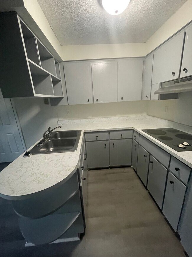 Building Photo - 3 Bed 2 Bath | Single Car Garage | Washer/Dryer Hookups | Central Air | Pet Friendly | Section 8 ...