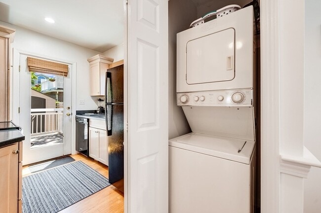 Building Photo - 5 White Way