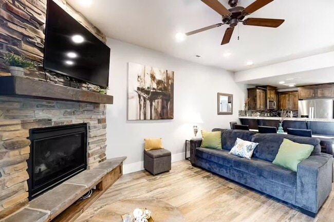 Building Photo - Clean 3 Bedroom Furnished Park's Edge Townhouse with A/C and 2 Car Garage