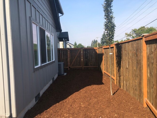 Building Photo - Newer 3 bedroom, 2.5 bath duplex in desirable neighborhood! MOVE IN SPECIAL!