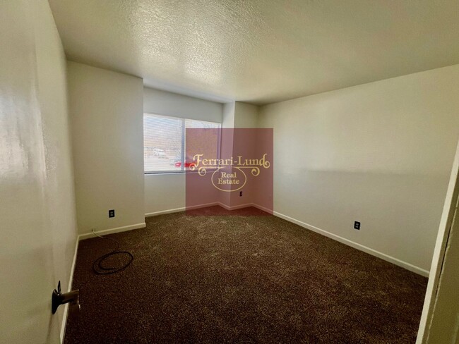 Building Photo - Move in Special!! Upstairs 2 bedroom condo...