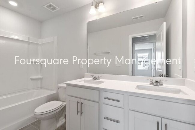 Building Photo - Townhome | Bonus Loft Space | Internet Inc...