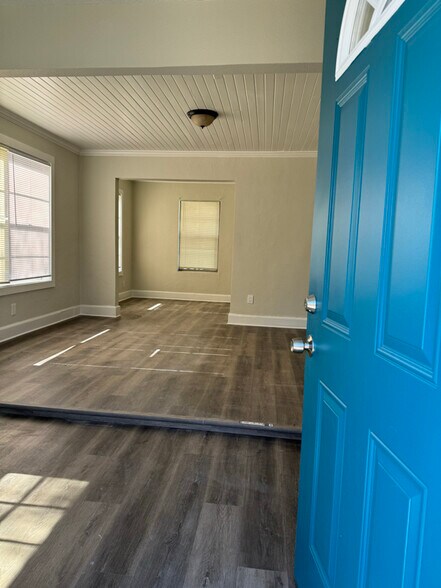 Building Photo - 814 Baker Ave