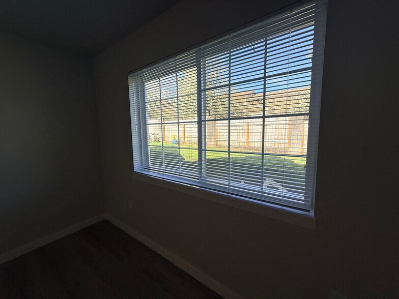 Building Photo - 5225 Springcrest Dr S