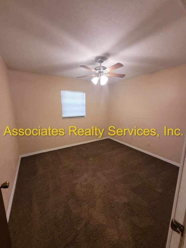 Building Photo - MOVE IN SPEACIAL! Cute Home In Deer Run, 3...