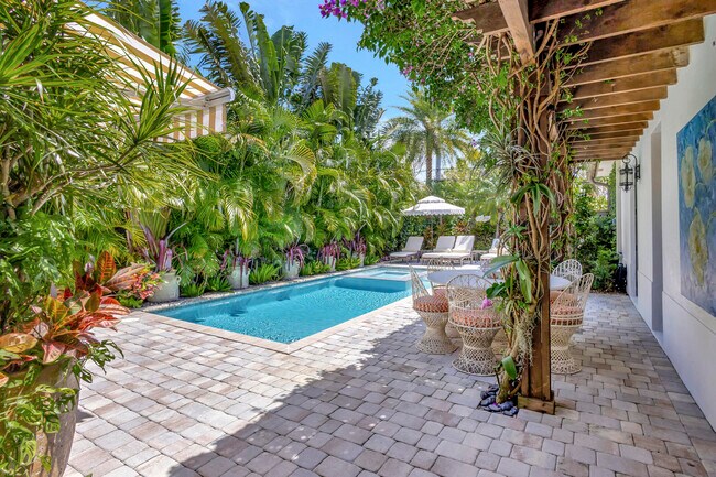 Building Photo - 1216 N Palmway