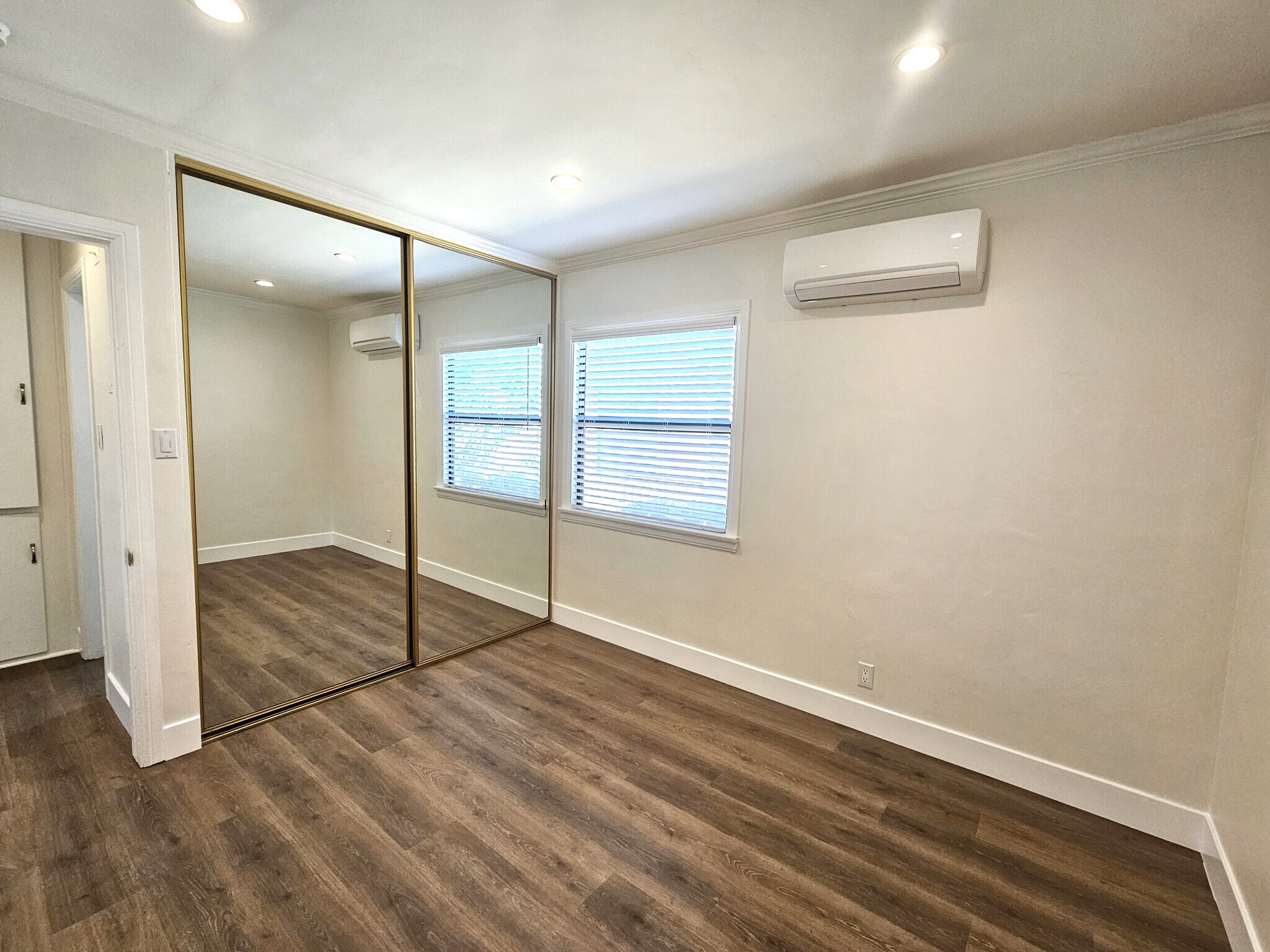 Building Photo - 1604 N Hollywood Way