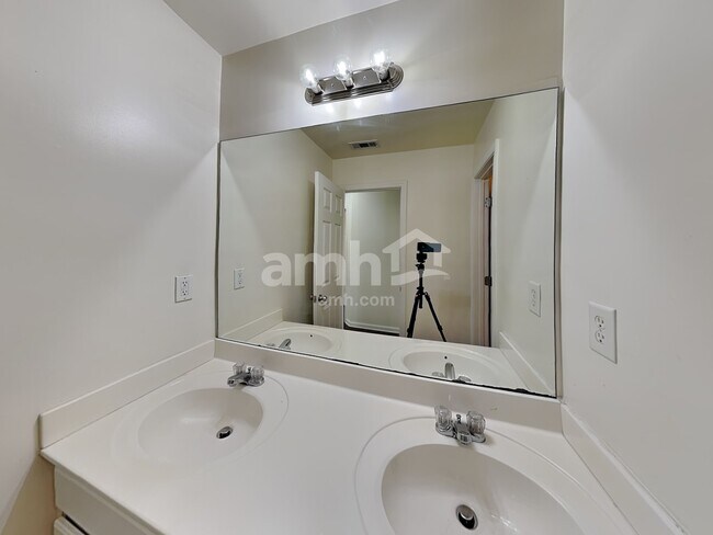 Building Photo - 383 Vine Mountain Way