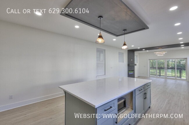 Building Photo - 402 E Trinity Ln