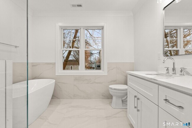 Building Photo - 108 New England Ave