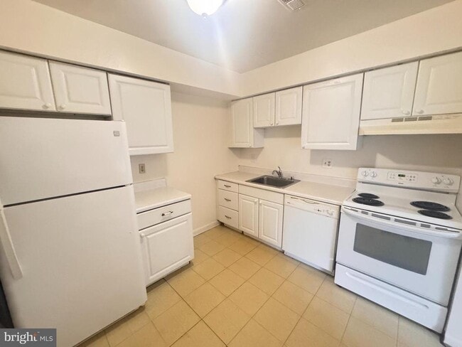 Building Photo - 8865 Roll Right Ct