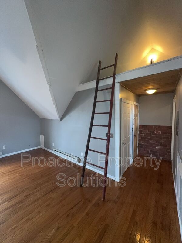Building Photo - 746-748 River Street