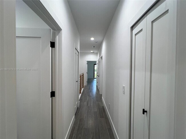 Building Photo - 2921 SW 30th Ct