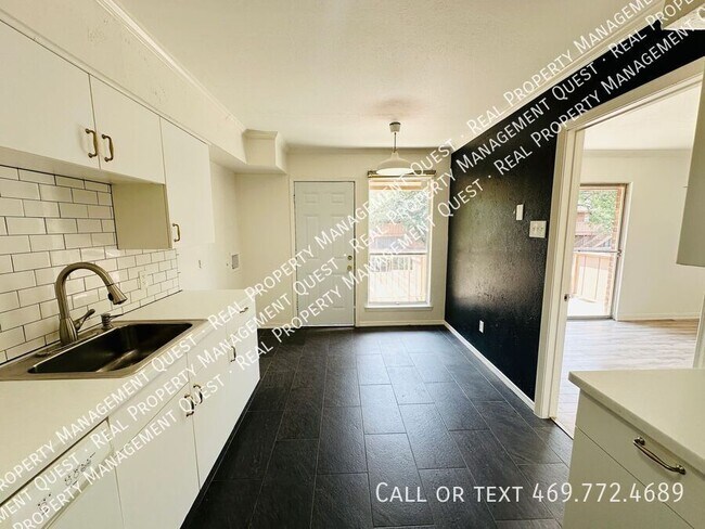 Building Photo - 10552 High Hollows Dr