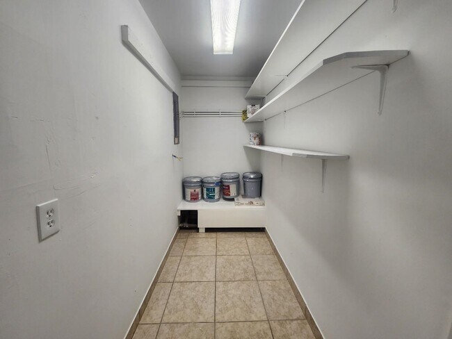Building Photo - 1800 Bluebonnet Ln