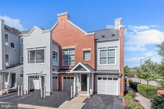 Building Photo - 10706 Symphony Way