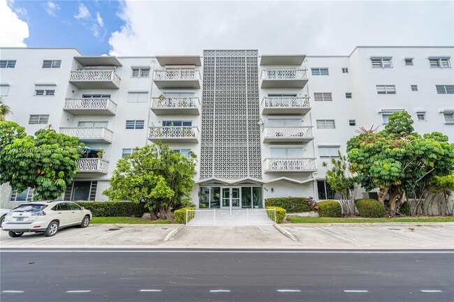 Building Photo - 9700 W Bay Harbor Dr