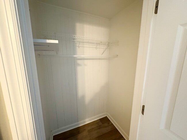 Building Photo - 2 Bedroom and 1 Bath Cottage with private parking and large back yard.