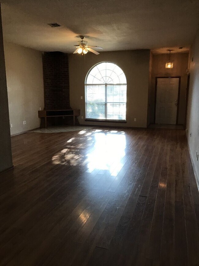 Building Photo - 4 bed 1.5 miles from OU Campus available f...