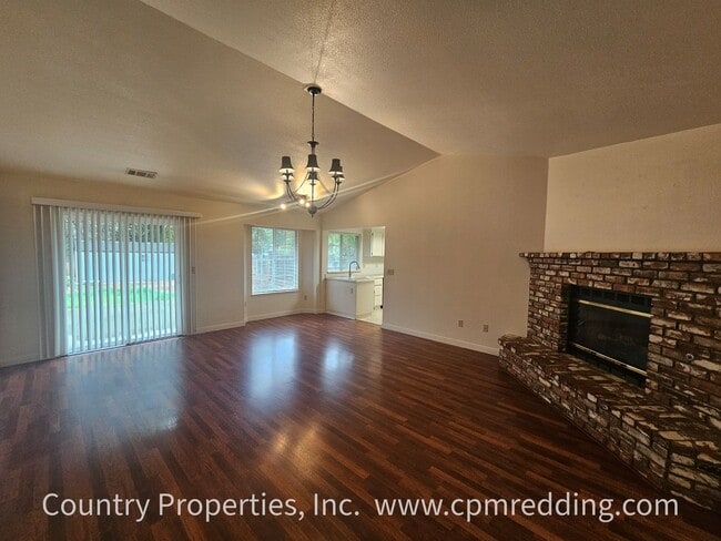 Building Photo - Spacious Home in Saratoga Estates with Lan...