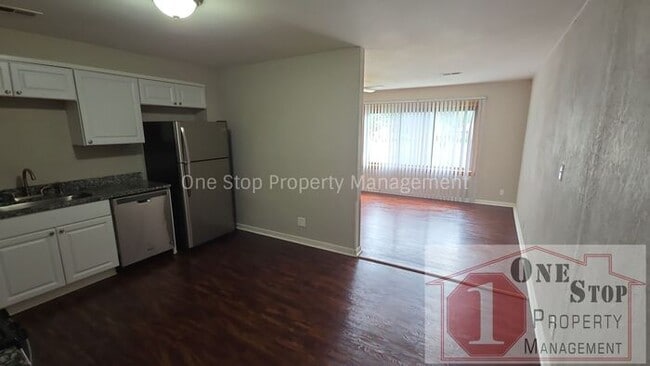 Building Photo - 3 Bedroom, 2 Bathroom with 1 Car Garage in Gladstone, Missouri